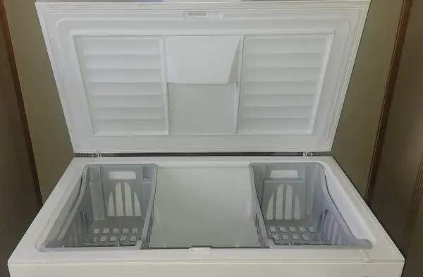 Beautiful Amana Manual Defrost Deep Freezer w Top Baskets & Door Lock