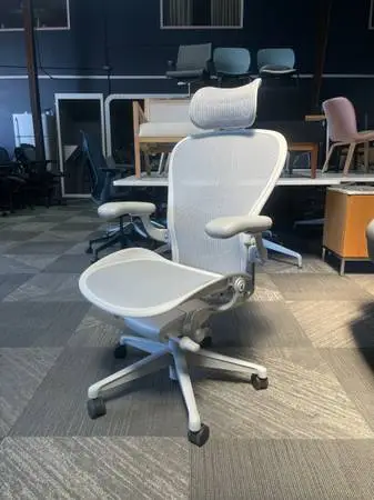 HERMAN MILLER AERON REMASTERED SIZE C - WITH ATLAS HEADREST