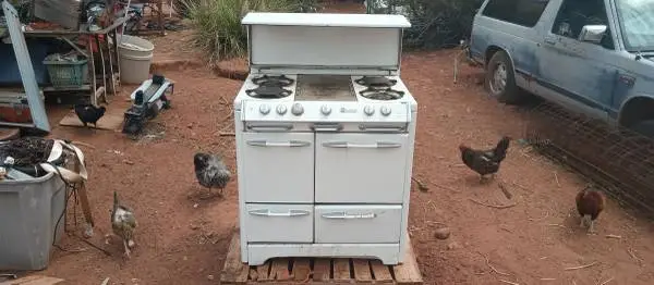 1950s OKEEFE & MERRITT propane kitchen stove