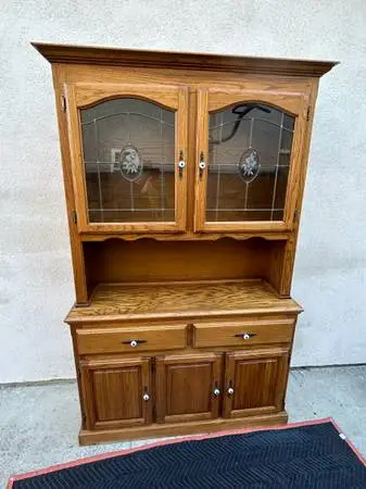 NICE QUALITY SOLID OAK HUTCH CAN DELIVER LOCAL IF NEEDED