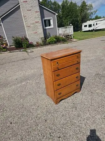 DRESSER 4 DRAWER GOOD CONDITION BEDROOM DRESSER $40 (CHEBOYGAN)