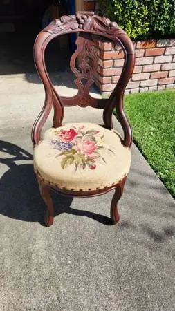 VICTORIAN ERA STYLE CHAIR