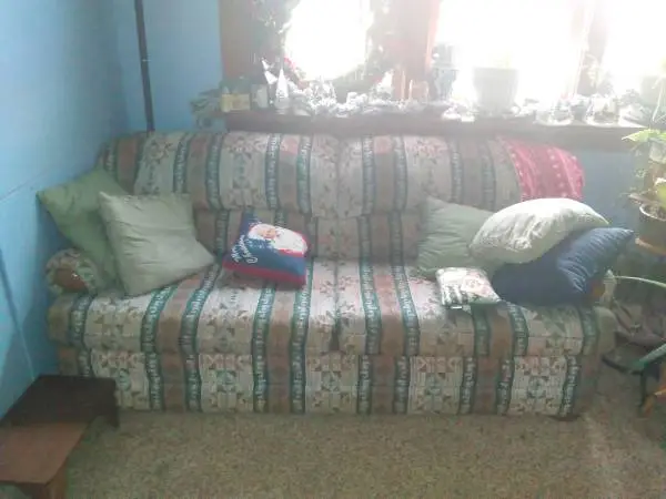 Very nice non smoke pet free couch