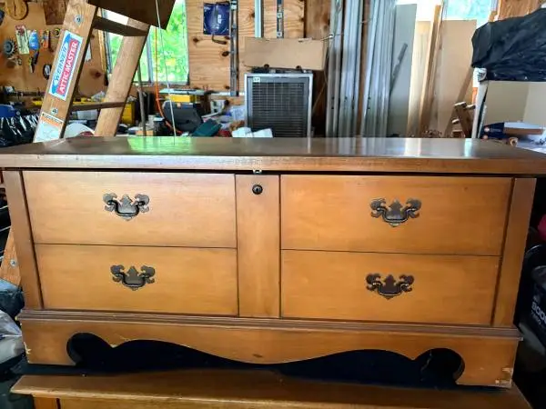Lane Solid wood cedar chest