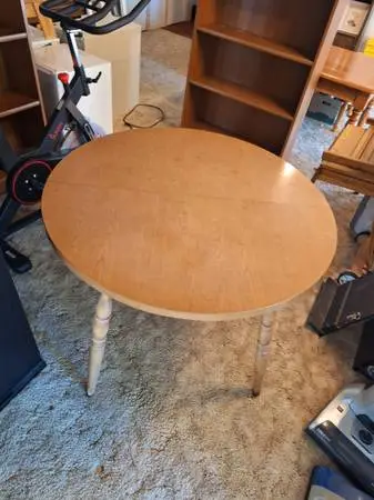 Early American Round Maple Dining Table – Solid Wood