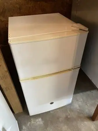 Off White GE Compact Refrigerator 3.1 Cu Ft Model #GDE03GGHBWW Used