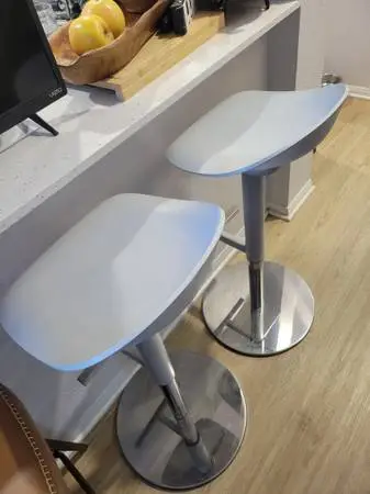 2 BAR STOOLS ADJUSTABLE