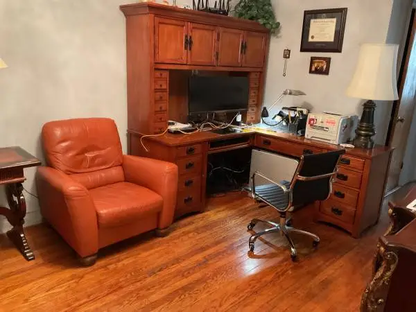 Complete Home Office Set – Executive Desk, Hutch, Leather Chair, Print