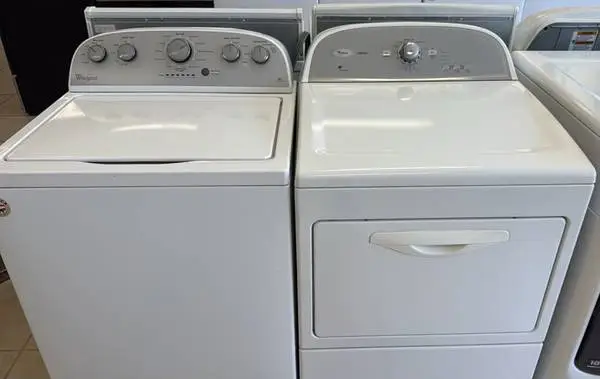 SET WASHER AND DRYER WHIRLPOOL