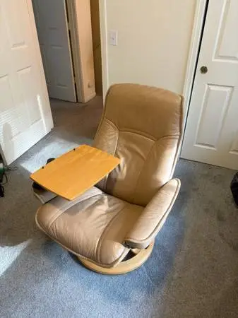 GORGEOUS stressler norwegian recliner