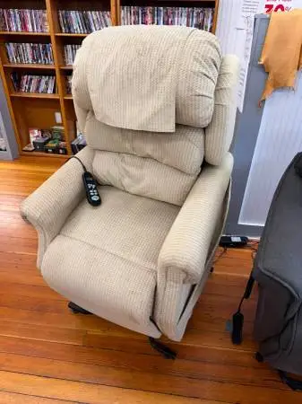 Like New>Quality Small Zero Gravity Tan Ultra Comfort Lift Chair