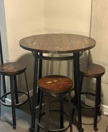 Cocktail table w/3 chairs