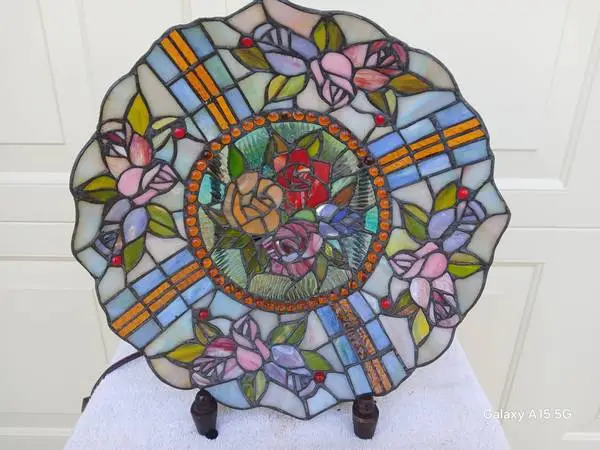 STAINED GLASS PLATE WITH STAND AND REAR LIGHT