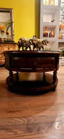 GORGEOUS ELEGANT SOLID WOOD  COFFEE TABLE / CENTER TABLE CARVED WOOD PIER 1 IMPO