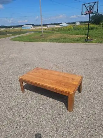 COFFEE TABLE VERY SOLID AND STURDY OAK $20 (CHEBOYGAN)