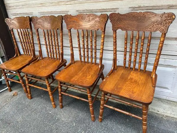 SET OF FOUR OAK COUNTRY CHAIRS IN GREAT CONDITION AND VERY STURDY