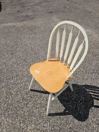 KITCHEN CHAIR WHITE WITH OAK SEAT $10 (CHEBOYGAN)