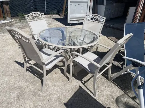 5 Piece Tan Outdoor Dining Set Round Glass Table/4 Chairs Used