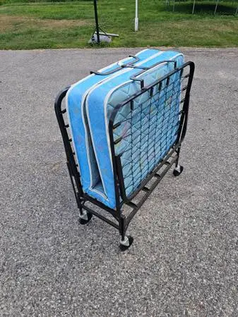 ROLL-A-WAY BED IN GOOD CONDITION $20 (CHEBOYGAN)