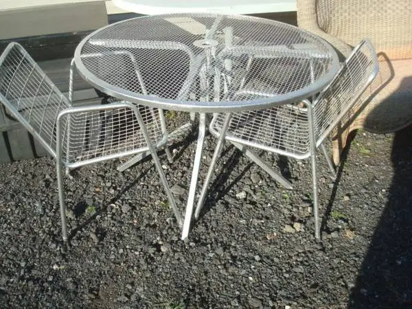 round wire mess patio table w/ 2 metal wire mess chairs,