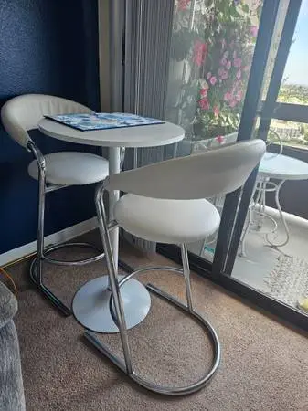 Bistro hight round table chairs white