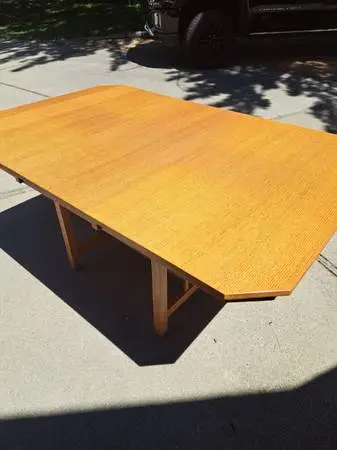 Beautiful Oak Table w/6 Padded Chairs