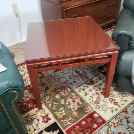 Solid wood side /Accent table, Glass Top. Mahogany Finish.