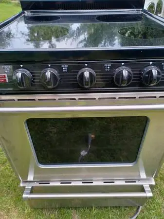 Apartment size 20 Electric stove like new 5 months warranty