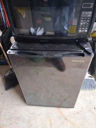 Small refrigerator apt size