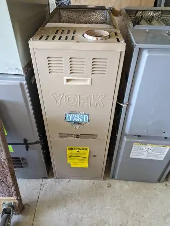 Gas hot air furnace (reconditioned)