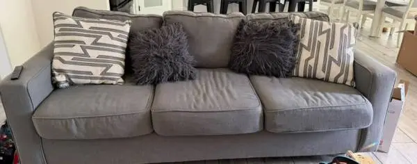 Se vende sofa gris