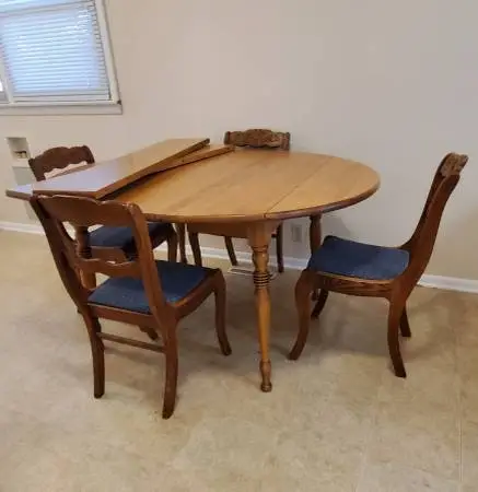 Dining Table with 4 chairs