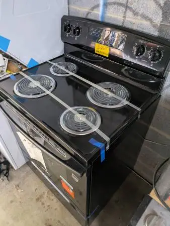 Amana 30-in 4 burners 4.8-cu ft Freestanding Electric Range ( Black )
