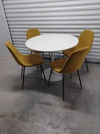 MAKE ANY OFFER! - Classic Mid Century Modern Design Table and Chairs
