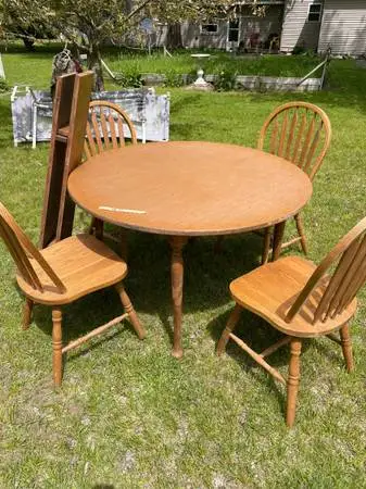 Table and chairs 30.00