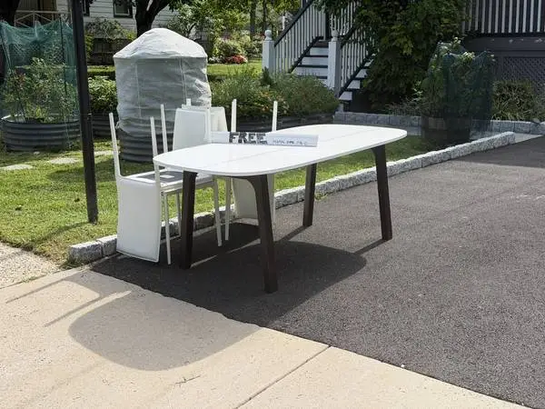 CURB ALERT - FREE Dining Room Table and 4 comfy chairs!!