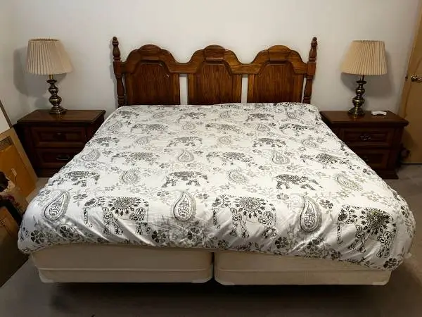 Complete 5 Piece King Size Bedroom Set With Nightstands, and Dressers