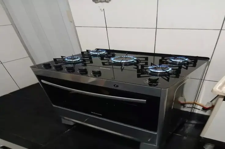 Eurosonic 5-burner gas range with an oven
