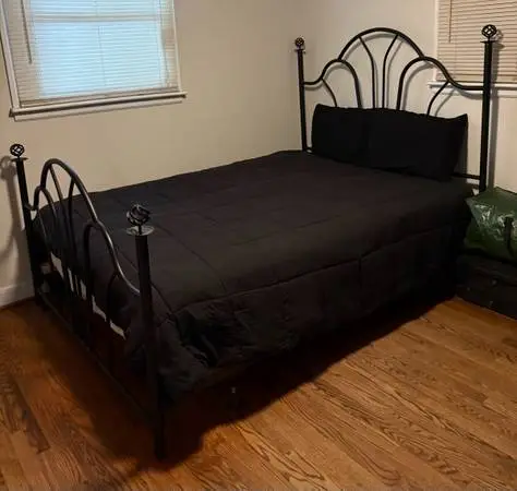 bed size queen, matress & base like new