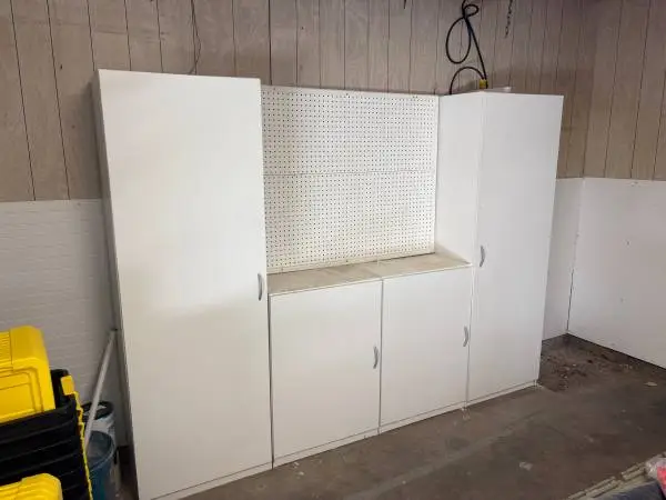 Storage Cabinets / Workstation