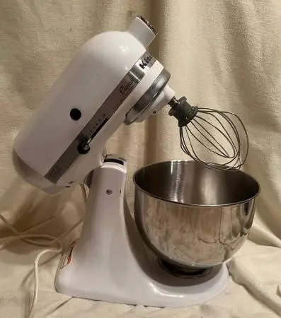 KitchenAid Classic Series K45SSWH 4.5 Quart Tilt Stand Mixer - White W