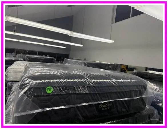 QUEEN SIZE SIMMONS BEAUTYREST BLACK SERIES 3 PILLOW MATTRESS & BOX BED
