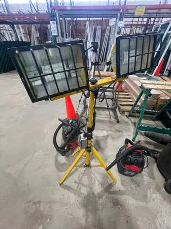 Twin head work light tripod