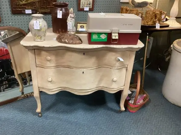 VINTAGE CHEST OF DRAWERS ON ROLLERS W/2 DRAWERS