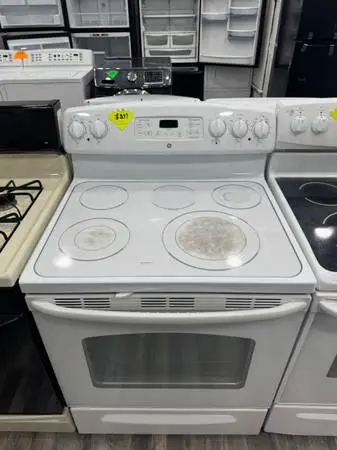 GE 30”W Freestanding Glasstop Electric Range With Excellent Condition