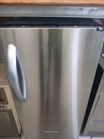 ~~~~> Kitchen Aide 15 built-in under counter Ice Machine