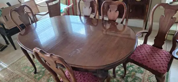 Thomasville Dining Room Table with extensions and 6 Chairs