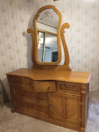Vintage Puaski Dresser with mirror - delivery possible