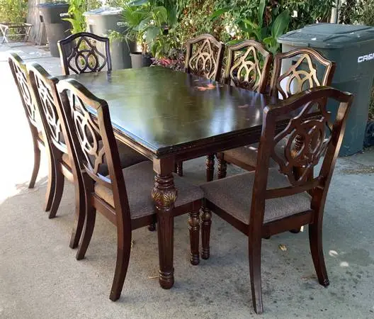 Beautiful Dining Table set for 8 includes one leaf