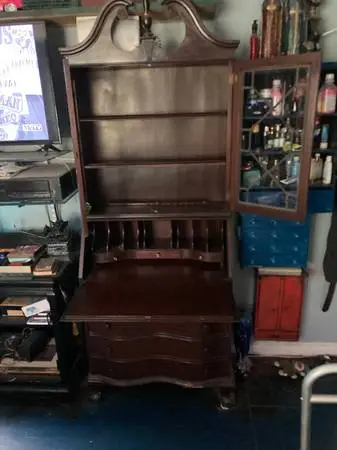 Secutetary desk with shelves